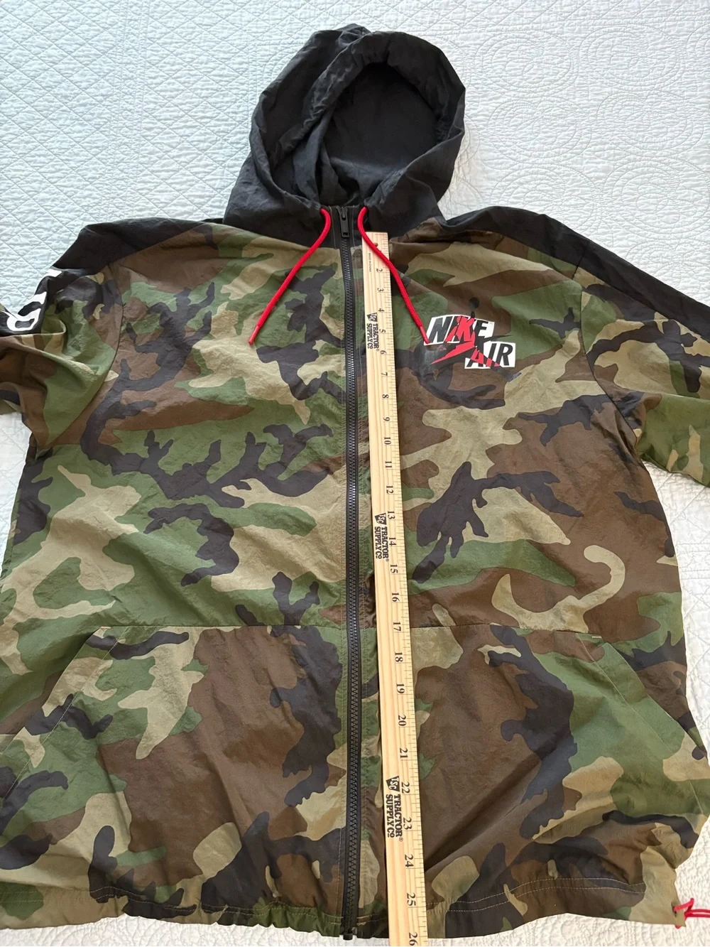 Air Jordan Jumpman Classics camo windbreaker. Size large.